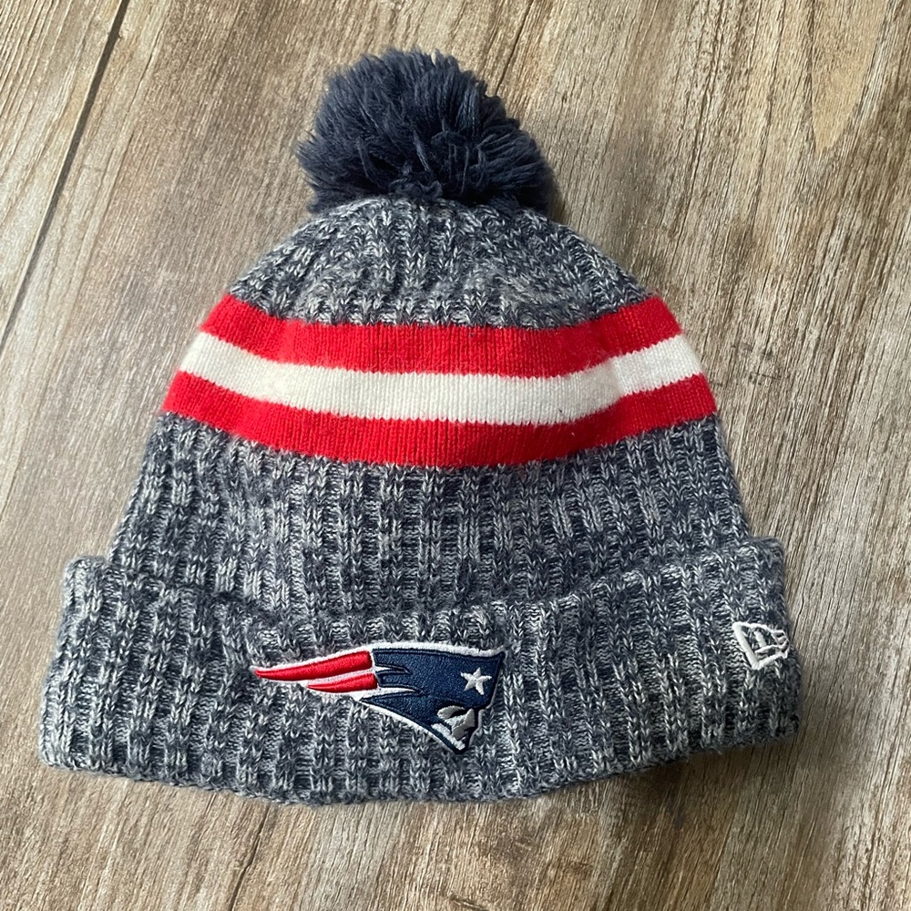 New Era NE Patriots 2023 Sideline Cuffed Knit Hat w/ Pom